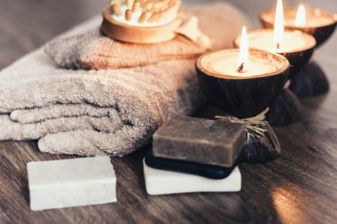 Hindistan cevizi kabuğunda yanan spa aromalı mumlar, el yapımı sabun, havlu.