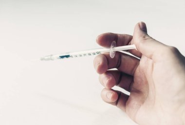 Tıbbi şırıngayla kadın eli ve insülin şişesiyle d