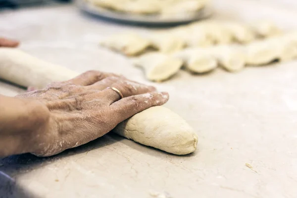 Weibliche Hände kneten Teig für Knödel . — Stockfoto