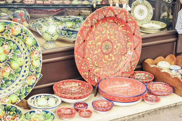 Dekorációs tányérok a taorminai ajándékboltban, Szicíliában, Italban — Stock Fotó
