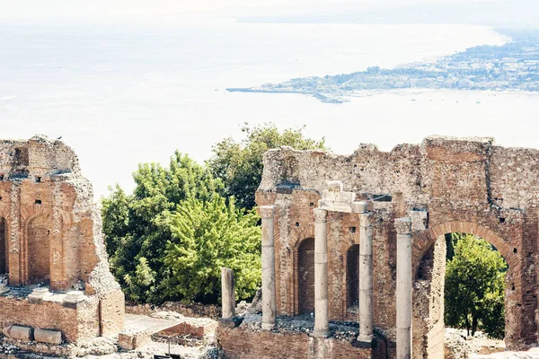 Ruiny amfiteatru w Taormina, Sycylia, Włochy. — Zdjęcie stockowe