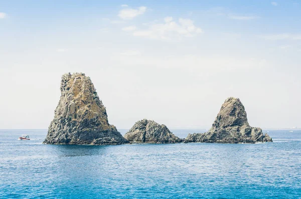 Acitrezza rocas del Cíclope, pilas de mar en Catania, Sicilia, I — Foto de Stock