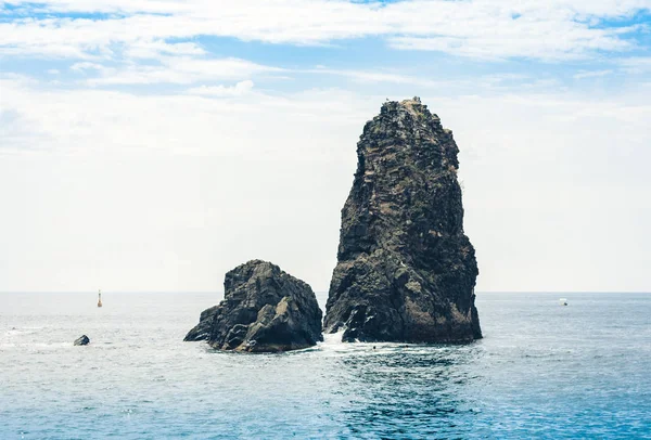 Acitrezza rocas del Cíclope, pilas de mar en Catania, Sicilia, I — Foto de Stock