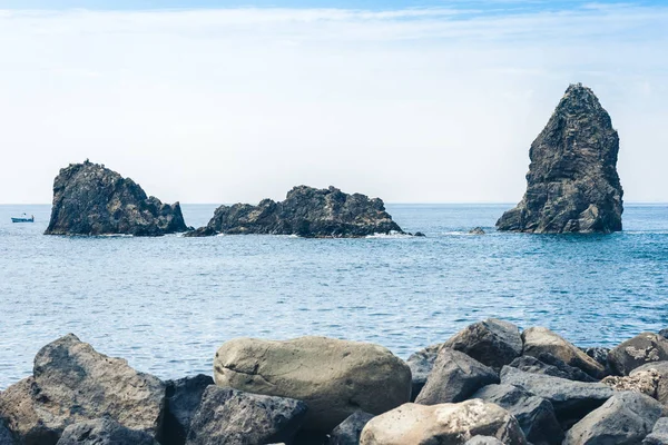 Acitrezza rocas del Cíclope, pilas de mar en Catania, Sicilia, I — Foto de Stock