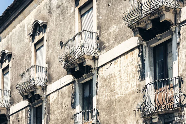 Balkon ve staré barokní budově v Catanii, tradiční architekt — Stock fotografie