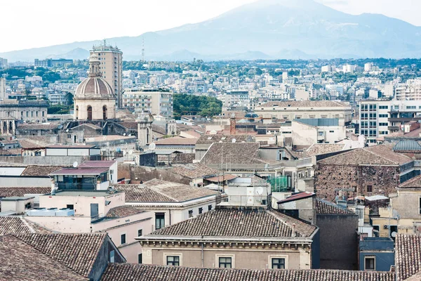 Catane paysage urbain aérien avec le mont Etna, volcan actif sur la — Photo