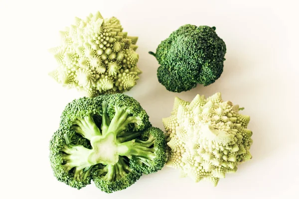 Perbungaan brokoli dan bunga kol roman dan pada backgr putih — Stok Foto