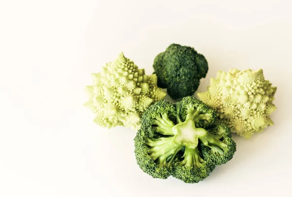 브로콜리 점액종 (inflorescence) 과 로만 콜리플라워 (Roman cauliflower) 그리고 화이트 백 크 (white backgr) — 스톡 사진