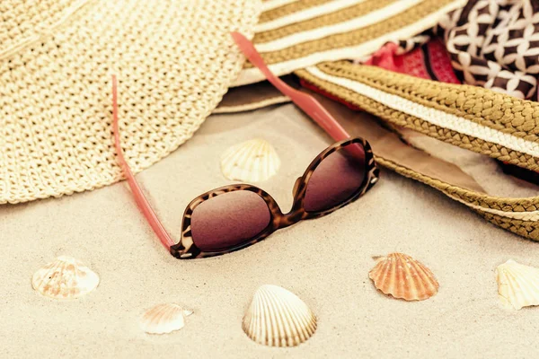 Ročník letní proutí slámy plážový pytel, sluneční brýle, klobouk, cover-u — Stock fotografie