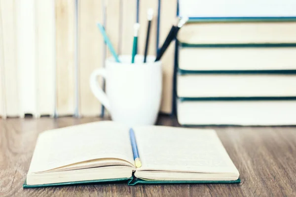 Montón de libros, lápices, libro abierto, gafas, fondo para educ — Foto de Stock