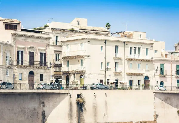 Sizilianische Landschaft, Blick auf alte Gebäude in ortygia (ortigia) isl — Stockfoto