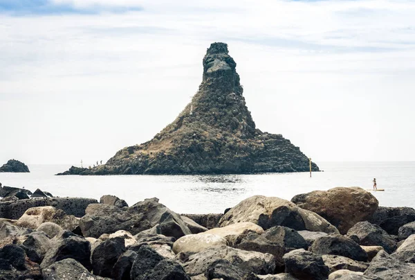 Acitrezza rocas del cíclope, pila de mar Faraglione Grande en C — Foto de Stock