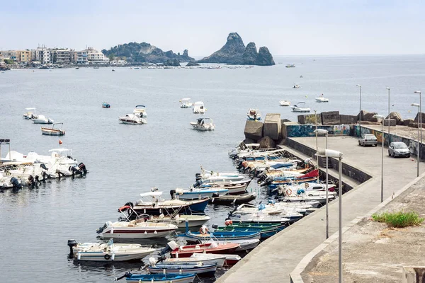 Acitrezza Hafen mit Fischerbooten neben Zyklopeninseln, Kata — Stockfoto