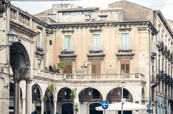 Traditionele architectuur van Sicilië in Italië, typische straat van C — Stockfoto