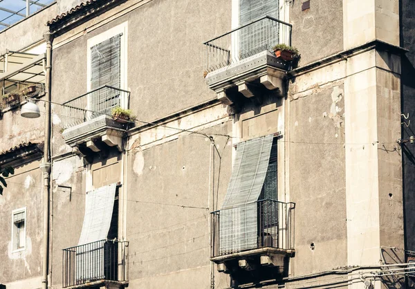 Balcony in old baroque building in Catania, traditional architec — ストック写真