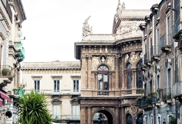 Teatro Bellini � � gevel van het oude theatergebouw in Catania, Si — Stockfoto