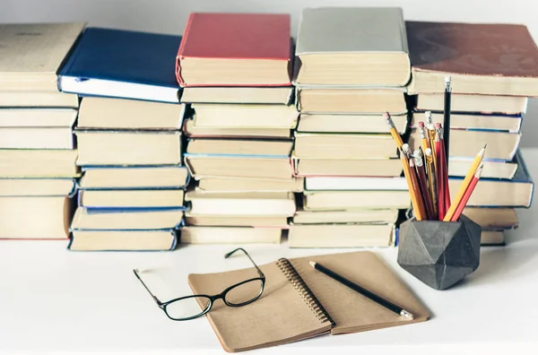 Egy halom régi könyv, tankönyv, jegyzetfüzet, szemüveg és ceruza — Stock Fotó