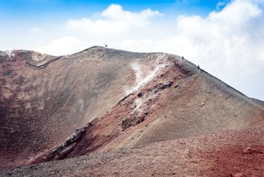 Etna Dağı 'nda yürüyen insanlar, doğu kıyısında aktif volkan...