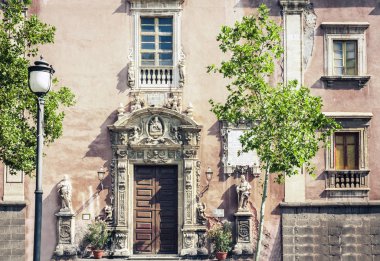Sicilya, Catan 'daki eski barok binanın ön cephesine giriş kapısı.