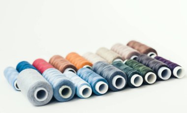 Kopya alanı olan renkli dikiş ipliği bobinleri beyaz arkaplanda 