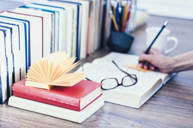 Kitap yığını eğitim geçmişi, açık kitap, kadın eli