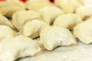 Hazırlamak, pişirmek, lahana ile ev yapımı hamur tatlısı yapmak..