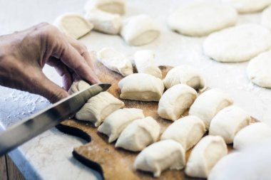 Hazırlamak, pişirmek, ev yapımı kızarmış köfte yapmak veya P ile turta yapmak.