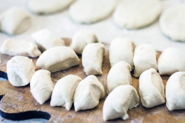 Hazırlamak, pişirmek, ev yapımı kızarmış köfte yapmak veya P ile turta yapmak.