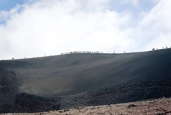 동부 해안에 있는 활화산인 에트나산을 걷고 있는 사람들 — 스톡 사진