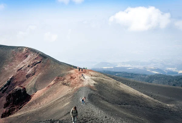 Pessoas caminhando no Monte Etna, vulcão ativo na costa leste o — Fotografia de Stock