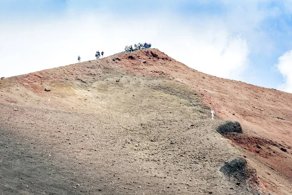 Folk går på Mount Etna, aktiv vulkan på østkysten. – stockfoto