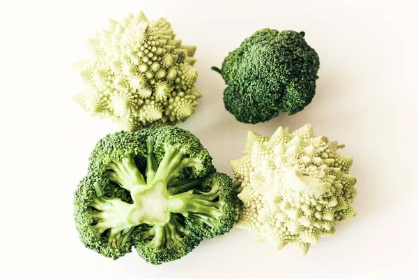 Perbungaan brokoli dan bunga kol roman dan pada backgr putih — Stok Foto