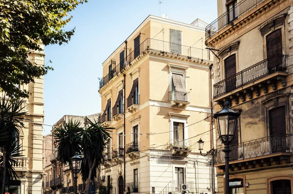 Sicile, beau paysage urbain d'Italie, rue historique de Catan — Photo