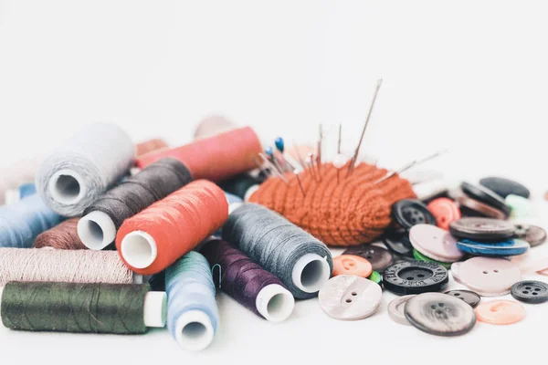 Almohadilla de aguja de punto rojo para costura, botones de costura y color th —  Fotos de Stock