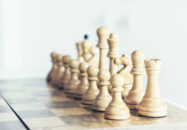 Старі добре використовувані дерев'яні шахові фігури на шахівниці, ретро лідери — стокове фото