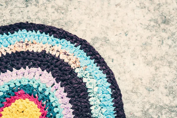 Zelfgemaakte deurmat tapijt kleurrijke buiten op de grond. — Stockfoto