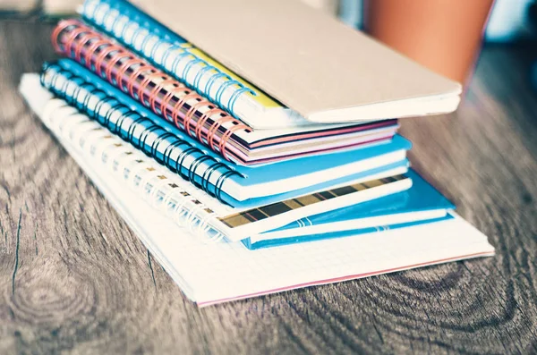 Stack of notebooks background, au bureau pour l'apprentissage de l'éducation — Photo