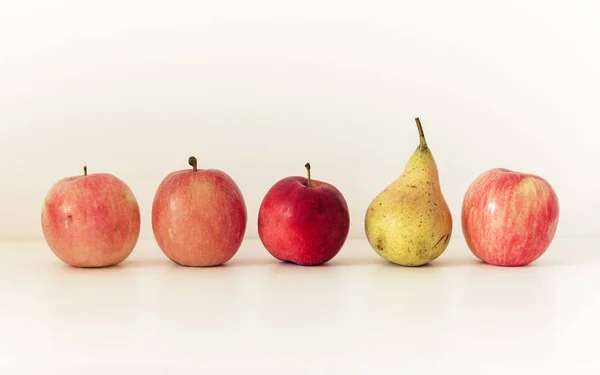 Pera fresca matura e mele su fondo bianco, conc vegetariano — Foto Stock