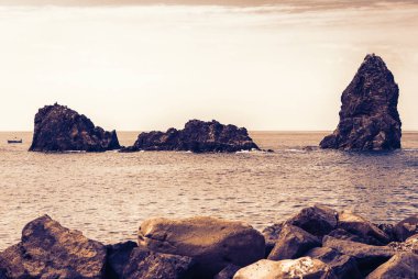 Acitrezza Kiklops 'un kayaları, Catania, Sicilya' daki deniz yığınları...