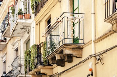 Taormina 'daki eski barok binasının ön duvarı, geleneksel yay.