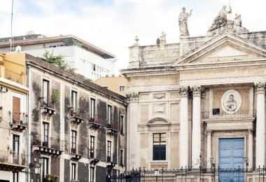 Eski katedralin bir parçası, Catania şehrinin manzarası., 