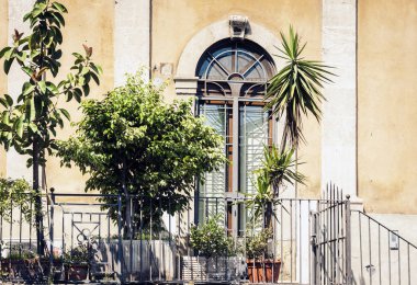 Sicilya, Catan 'daki eski barok binanın ön cephesine giriş kapısı.