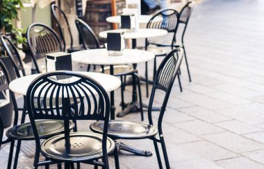 Catania, Si 'daki restoranda terasta servis yapıyor.