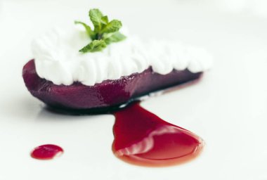 Geleneksel Yunan tatlısı, armut armudu, nane ve suyla.