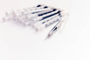 Diyabet için insülin için tıbbi şırınga yığını .