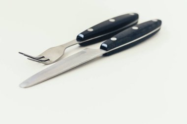 Beyaz arka planda izole edilmiş çatal ve bıçak..