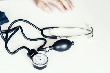 Kan basıncını beyaza göre ölçmek için klasik tonometre parçası