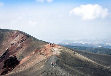 Etna Dağı 'nda yürüyen insanlar, doğu kıyısında aktif volkan...