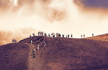 Sicilya 'da günbatımı, Etna Dağı' nda yürüyen insanlar, aktif volkan. .