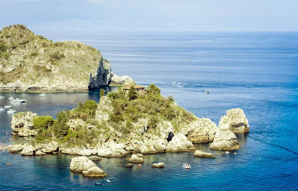 Vista al mar con la famosa isla de Isola Bella desde Taormina, Sicilia, I — Foto de Stock